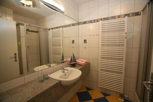 奥斯赛拜-屈隆斯博恩Meeresblick的一间带水槽和镜子的浴室
