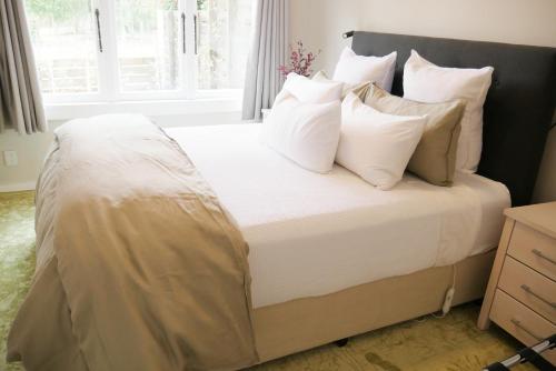 北哈夫洛克Apartment on St Georges的一间卧室配有带白色床单和枕头的床。