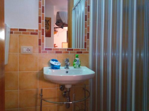 卡布拉斯斯特拉玛琳娜酒店的一间带水槽和镜子的浴室