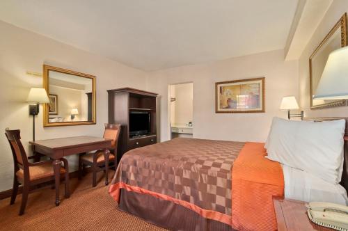 Deluxe Inn San Antonio Near Lackland AFB客房内的一张或多张床位