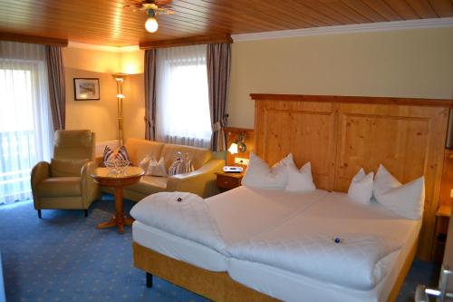 拉姆绍阿佩莱希酒店的酒店客房带一张大床和一把椅子