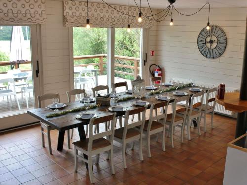 伦德科斯文森特度假屋的一间带长桌和椅子的用餐室