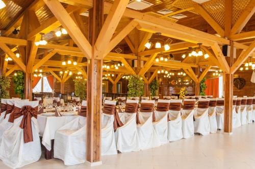 Sîncraiu de MureşComplex Turistic Darina Sancraiu de Mures的宴会厅配有白色的桌椅