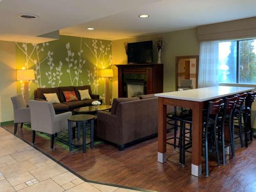 盖茨堡Sleep Inn & Suites Gettysburg的客厅配有沙发和桌子