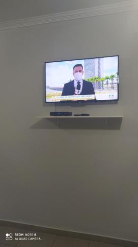 阿帕雷西达Pousada Quarto Suíte Famíliar com ar,frigobar, wi fi e garagem的戴面具的男人的电视屏幕