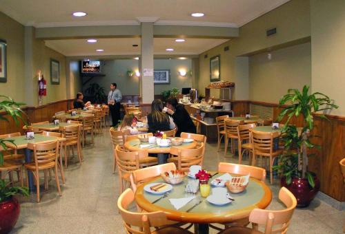 布宜诺斯艾利斯格兰大西洋酒店的一间设有桌子的餐厅,有人坐在餐厅里