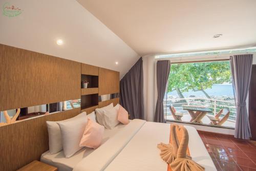 象岛象岛柴切特度假酒店的酒店客房设有一张床和一个大窗户