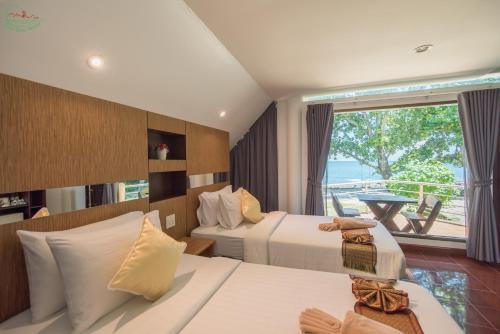 象岛象岛柴切特度假酒店的酒店客房设有两张床和一个阳台。