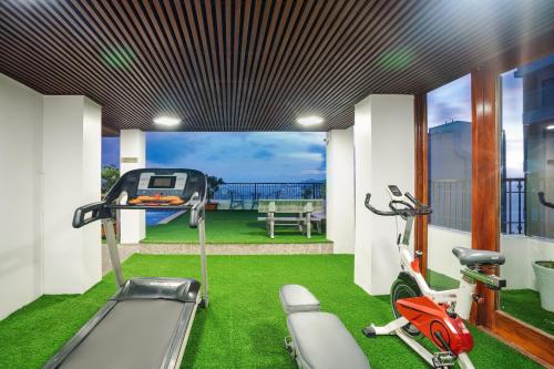 芽庄阿普斯酒店的健身室配有跑步机和摩托车