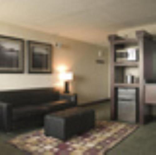 皮奥里亚马克吐温酒店的客厅配有沙发和桌子