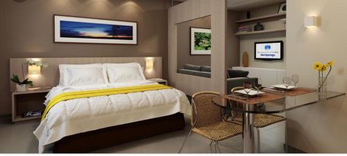 卡达斯诺瓦斯Apartamentos Caldas Novas的一间卧室配有一张床、一张桌子和一张书桌