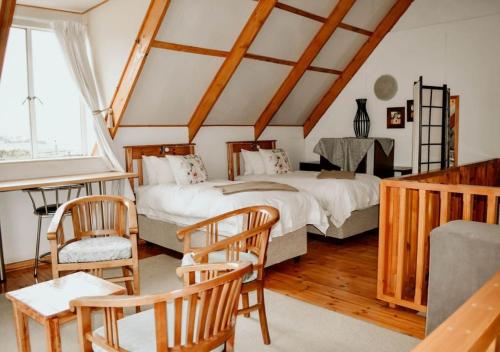克拉伦斯克拉伦斯诺克奥特景观旅馆的一间卧室,卧室内配有一张床和椅子
