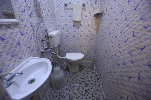 黎明之村Le Apex Home Stay的浴室配有白色卫生间和盥洗盆。