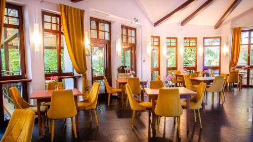 索波特鲍尔蒂克别墅酒店 的餐厅设有桌椅和窗户。