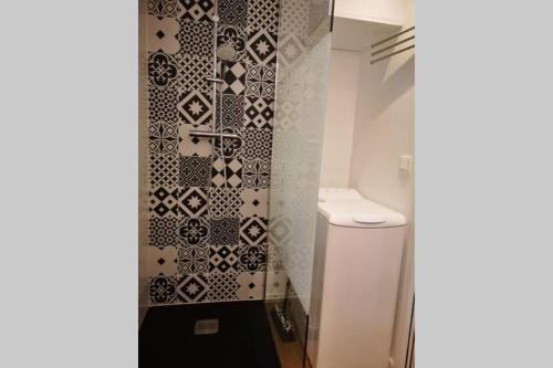 普洛埃默L'horizon 2 - bord de mer的浴室设有黑色和白色的瓷砖墙。