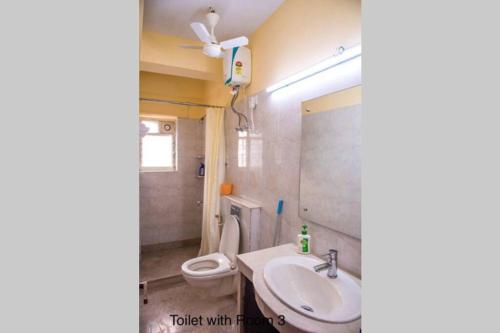 加尔各答Diamond By Olys Apartment的一间带卫生间和水槽的浴室