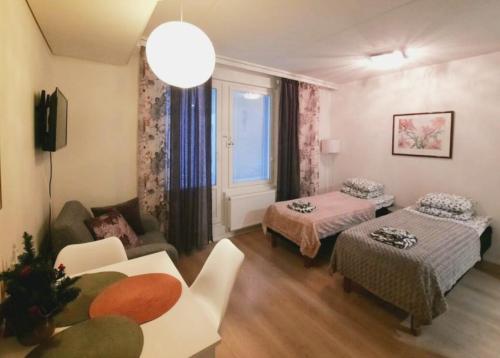 拉赫蒂Patria apartments的一间带两张床和一张沙发的客厅