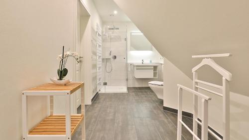 博恩Jade 2的浴室设有楼梯、卫生间和水槽。