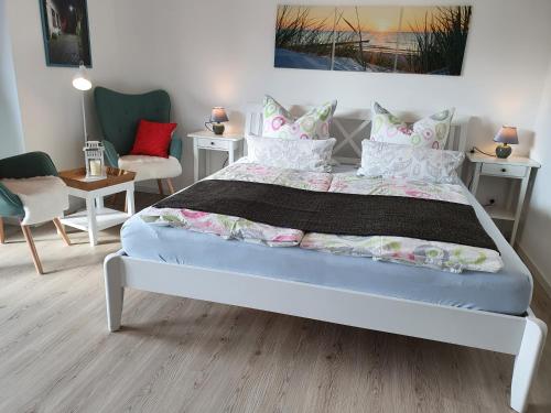 萨斯尼茨Villa-Panter的一间卧室配有一张带枕头的大床