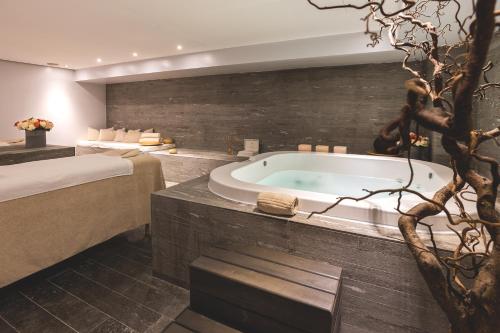 Villa Sassa Hotel, Residence & Spa - Ticino Hotels Group的一间浴室