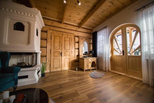 波罗宁Apartamenty Stare Izby的客厅设有木制天花板和门。