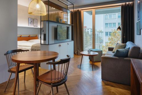 柏林Downtown Apartments Mitte-Wedding的客厅配有桌子和沙发