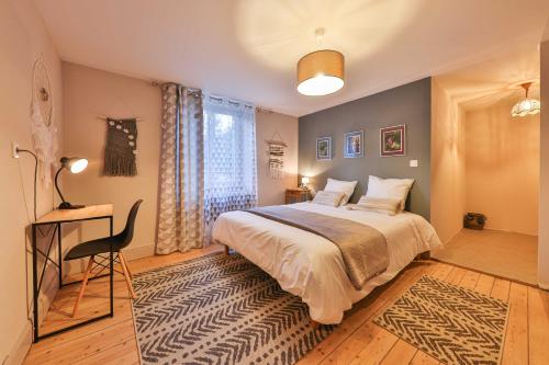 梅特泽拉Au nid douillet的一间卧室配有一张大床和地毯。