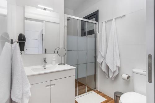 丰沙尔Relax View的白色的浴室设有水槽和淋浴。