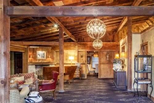 兰开斯特The Inn at Leola Village, a Historic Hotel of America的客厅设有木制天花板和吊灯。