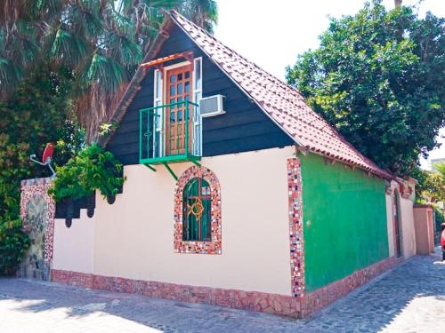 洛雷托Cabañas Rústicas El Benny by Rotamundos的绿色和白色的小房子