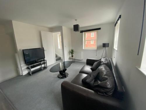 麦斯堡Doncaster Furnished House For Short Lets的带沙发和电视的客厅