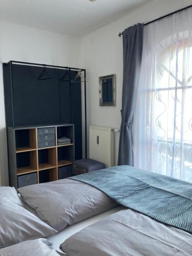 加姆利茨Apartment Weingartenblick - Glanzerhof的一间卧室配有一张床、一个梳妆台和一扇窗户。