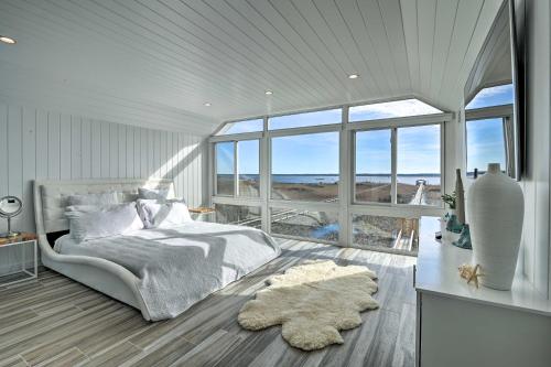 乔治敦Luxurious Waterfront Home with Private Pier and Views!的一间卧室设有一张床和一个大窗户