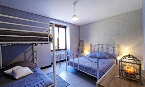 特雷尼La Garçonnière的一间卧室设有两张双层床和一扇窗户。
