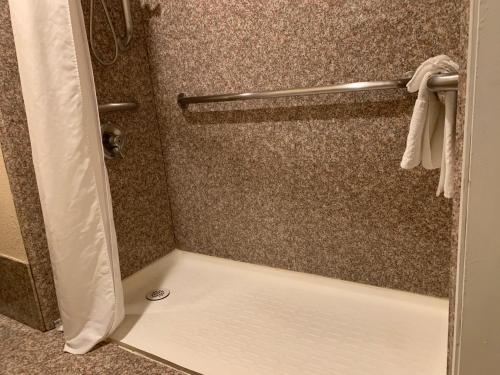 蒂梅丘拉蒂梅丘拉山谷葡萄酒乡品质酒店的淋浴玻璃门和淋浴