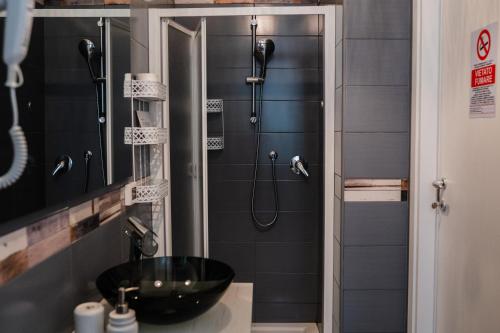 泰尔莫利Le Stanze del Centro的一间带黑色水槽和淋浴的浴室