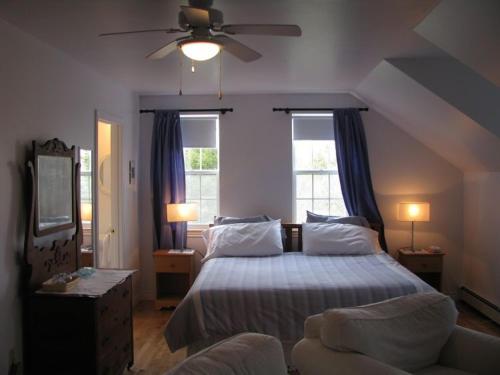 Inverness塔洛克吉福兹宾馆的一间卧室配有一张床和吊扇