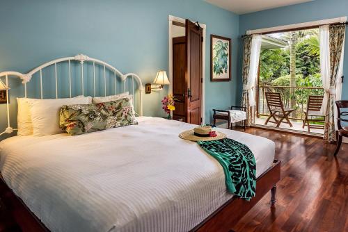 Kapaau夏威夷岛霍欧马鲁西亚阿虎普哈库疗养酒店的一间卧室配有一张大床,上面有桌子