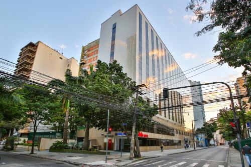 里约热内卢里约博塔弗戈宜必思酒店的一条城市街道,后面有一座高大的建筑