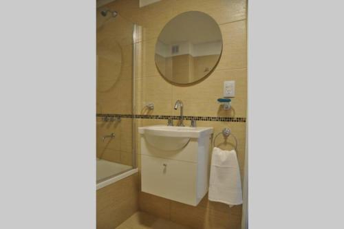 玛德琳港La Amada的一间带水槽和镜子的浴室
