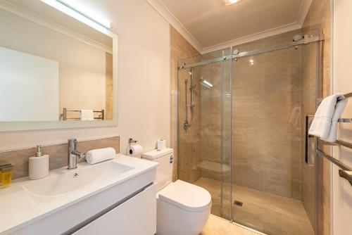 特卡波湖Matariki Star的浴室配有卫生间水槽和淋浴。