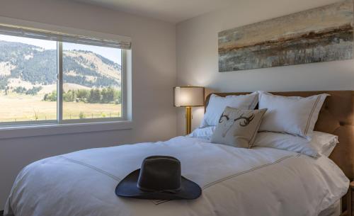 杰克逊Hidden Hollow 3 Bedroom Executive Monthly Rental Minimum 30 night Rental的床上有黑色牛仔帽
