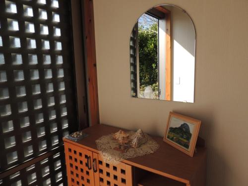 本部びせ崎の宿　海潮音的一间设有一张桌子的房间,上面有镜子