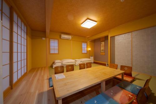 由布市Yufuin Matsuri-an Nagomiya的一间配备有桌椅的房间