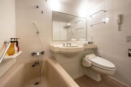 北九州Chigusa Hotel的浴室配有卫生间、盥洗盆和浴缸。