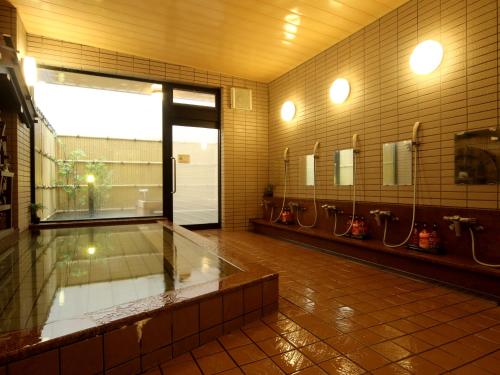 高山雅玛柯玉宾馆的一间设有镜子和盥洗盆的浴室