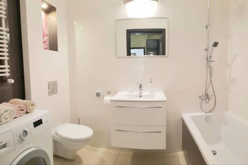 克拉科夫Luxury KINGS RESIDENCE 50m2 2 pok. Downtown Dobrego Pasterza PIĘKNY的白色的浴室设有卫生间和水槽。