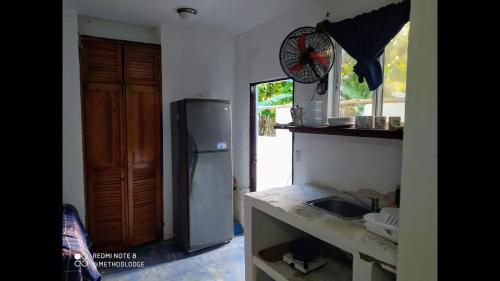 喀巴里特Room in Lodge - Method Living Tropical Edition的厨房配有冰箱和水槽