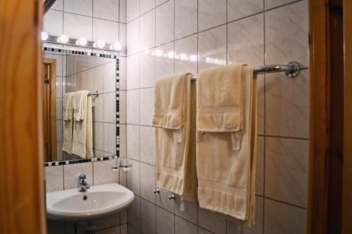BredsatraDrei Jahreszeiten的浴室配有盥洗盆、镜子和毛巾