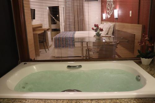 阿拉卡茹波萨达度索酒店的卧室景浴缸